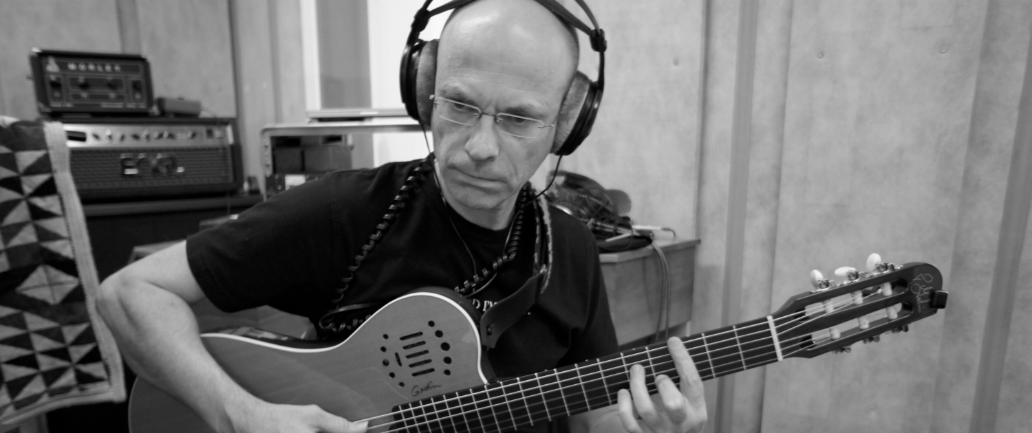 Michael Schmolke: Klassik-Gitarrist im Tonstudio. SPASS BEISAITE Musikverlag